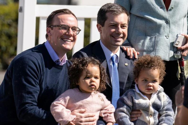 Pete Buttigieg separado das crianças após falso relatório do CPS