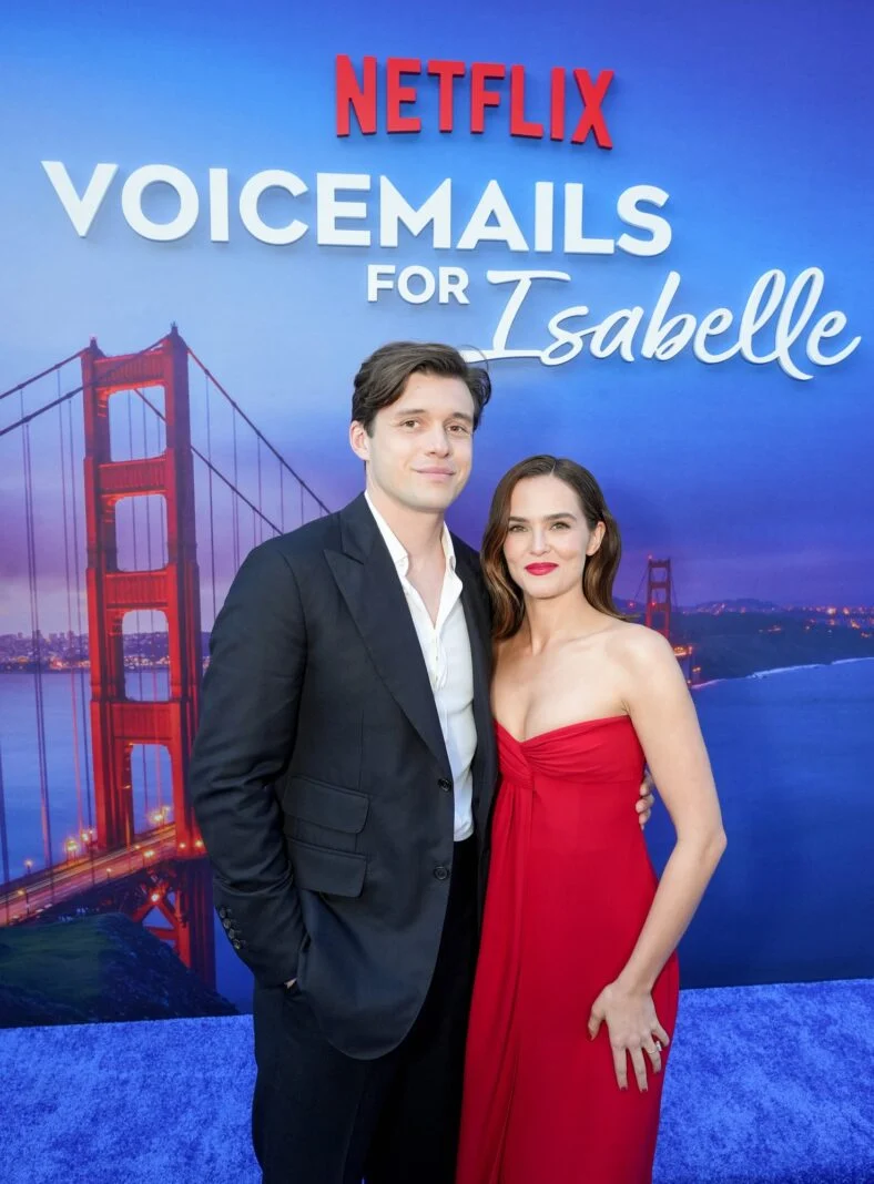Zoey Deutch e Nick Robinson no tapete vermelho na estreia do Voicemails for Isabelle