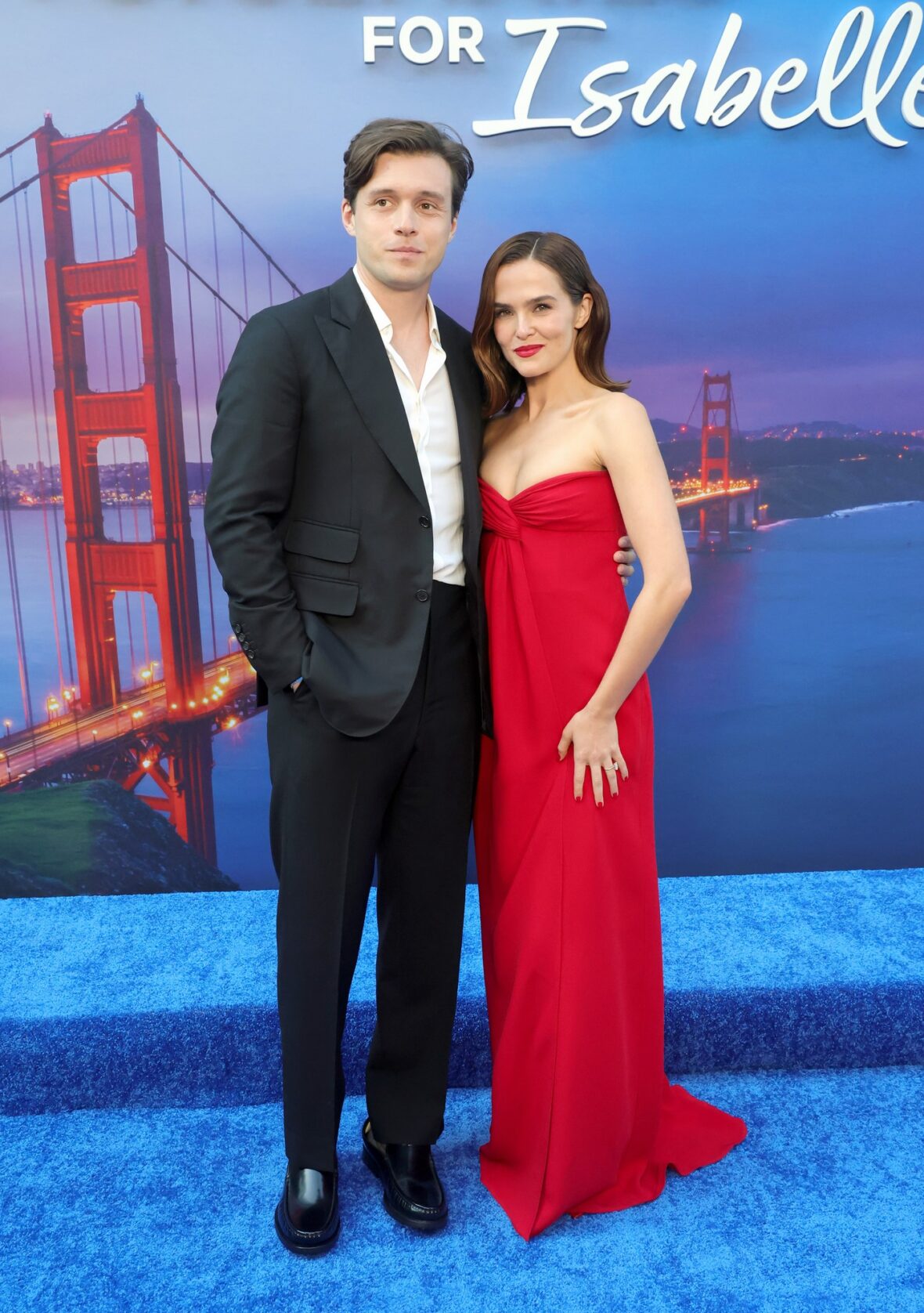 Zoey Deutch e Nick Robinson no tapete vermelho na estreia do Voicemails for Isabelle