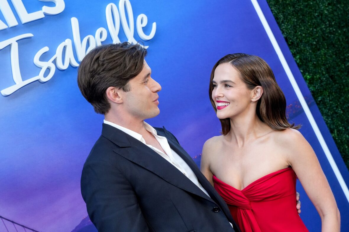 Zoey Deutch e Nick Robinson no tapete vermelho na estreia do Voicemails for Isabelle