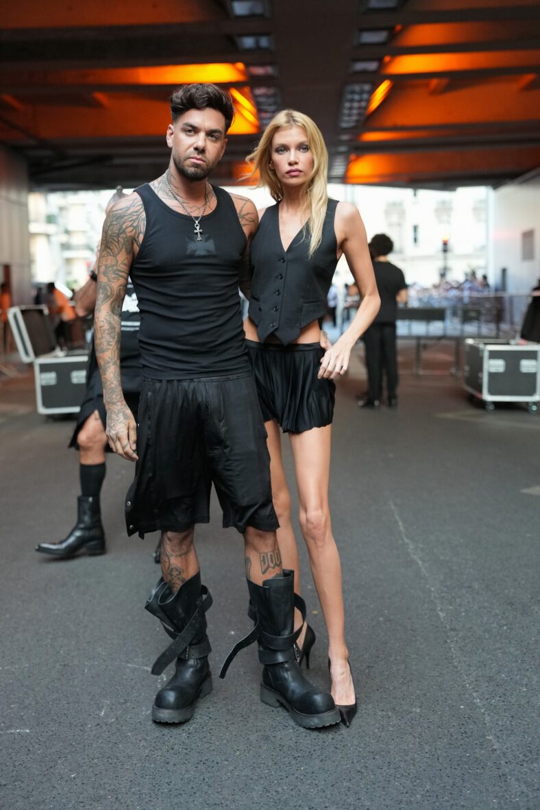 Anyma e Stella Maxwell no desfile da Vetements na Paris Fashion Week