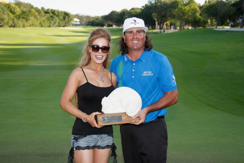 Pat Perez, dos Estados Unidos, posa com sua esposa Ashley e o Troféu de Campeão de 2016 