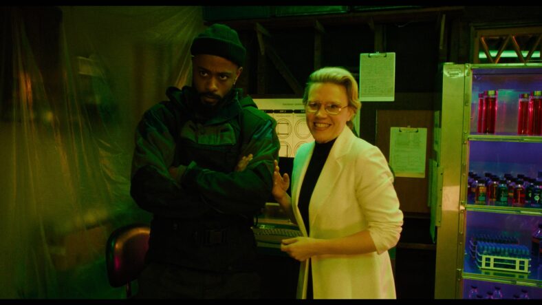 LaKeith Stanfield e Kate McKinnon em As Garotas Erradas