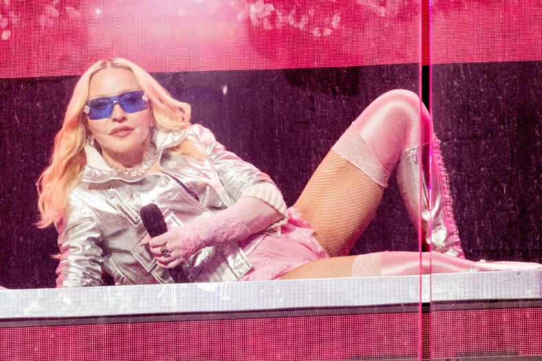 Madonna se apresenta durante um show surpresa na Times Square