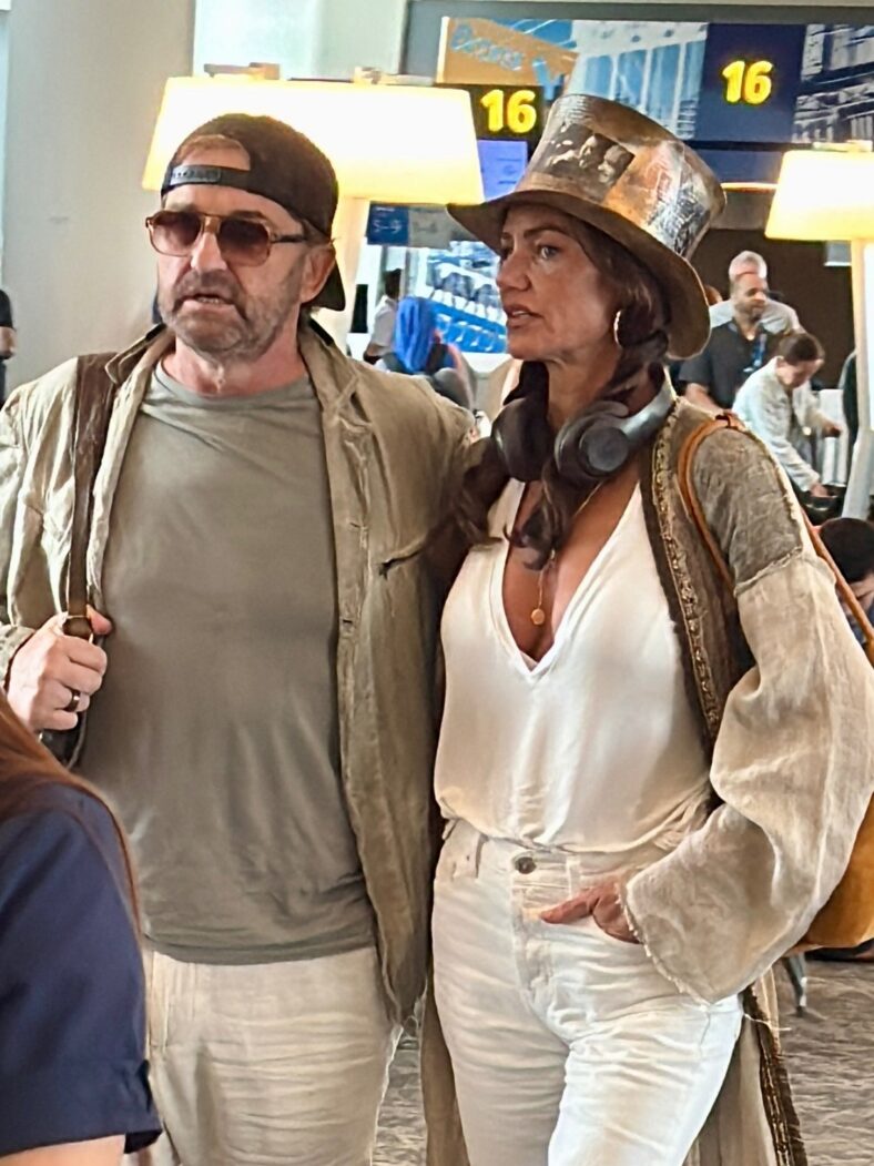 Gerard Butler e Morgan Brown no aeroporto de La Guardia