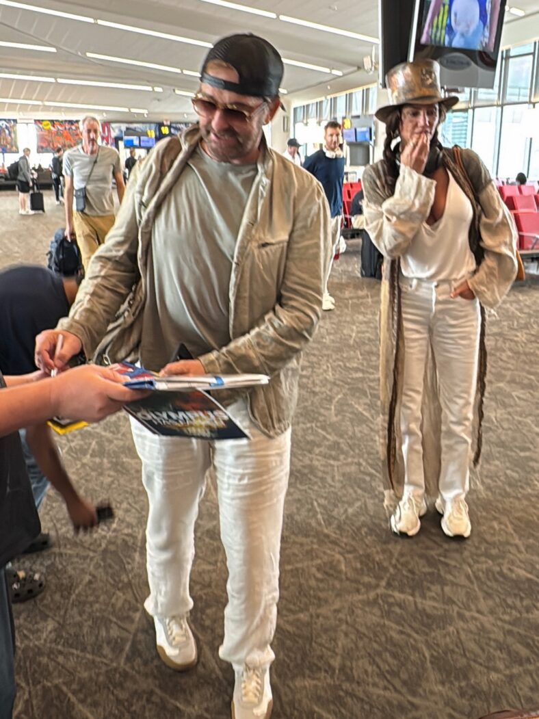 Gerard Butler e Morgan Brown no aeroporto de La Guardia
