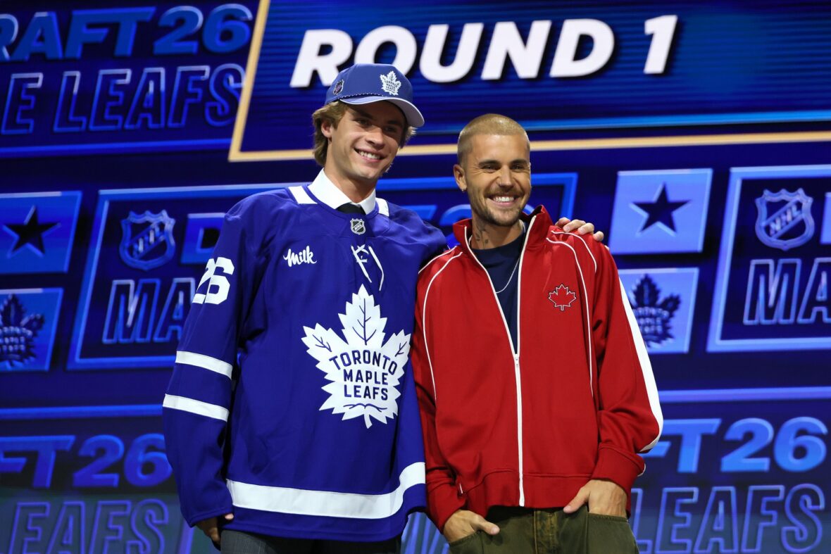 Gavin McKenna, do Canadá, e o cantor Justin Bieber observam depois que McKenna foi convocado pelo Toronto Maple Leafs