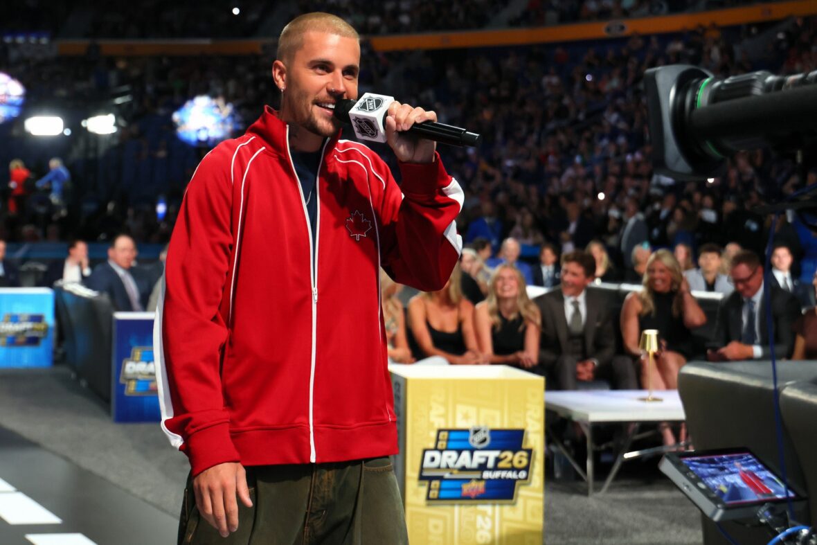 Justin Bieber, do Canadá, observa durante o primeiro dia do Draft da NHL de 2026