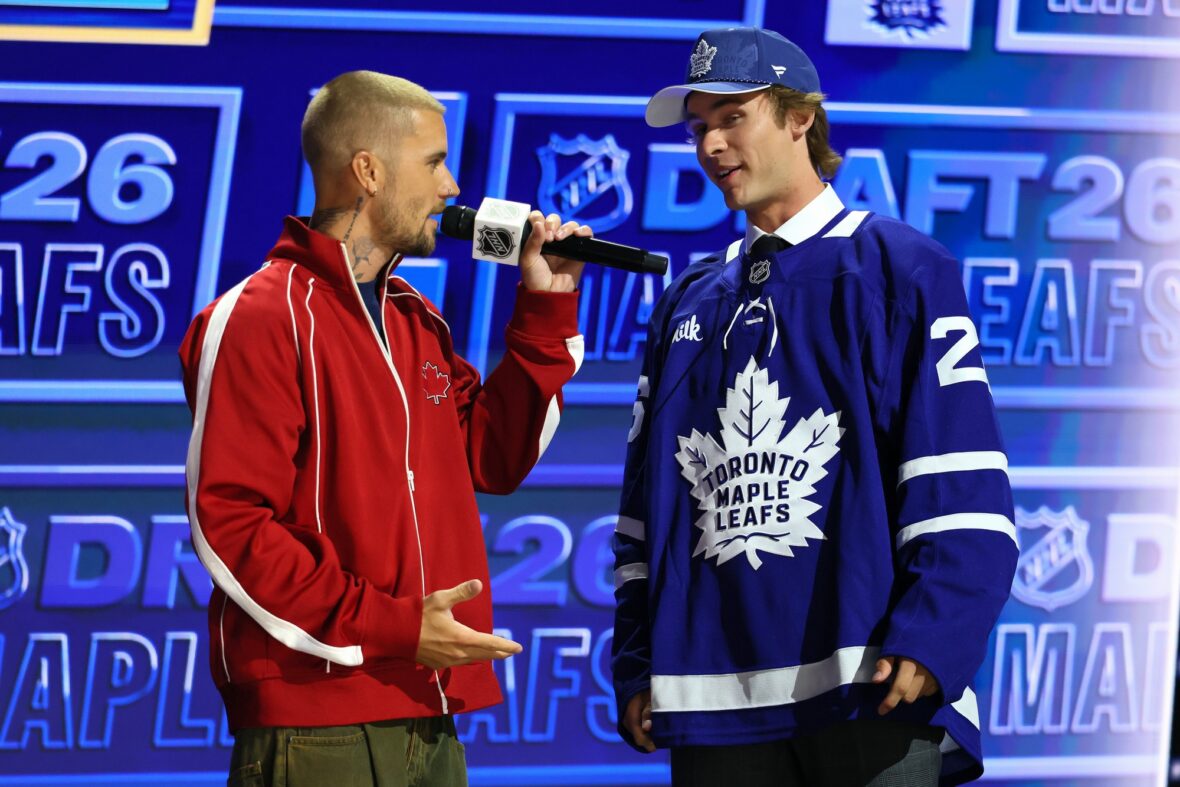 Justin Bieber entrevista Gavin McKenna do Canadá depois que McKenna foi selecionado pelo Toronto Maple Leafs