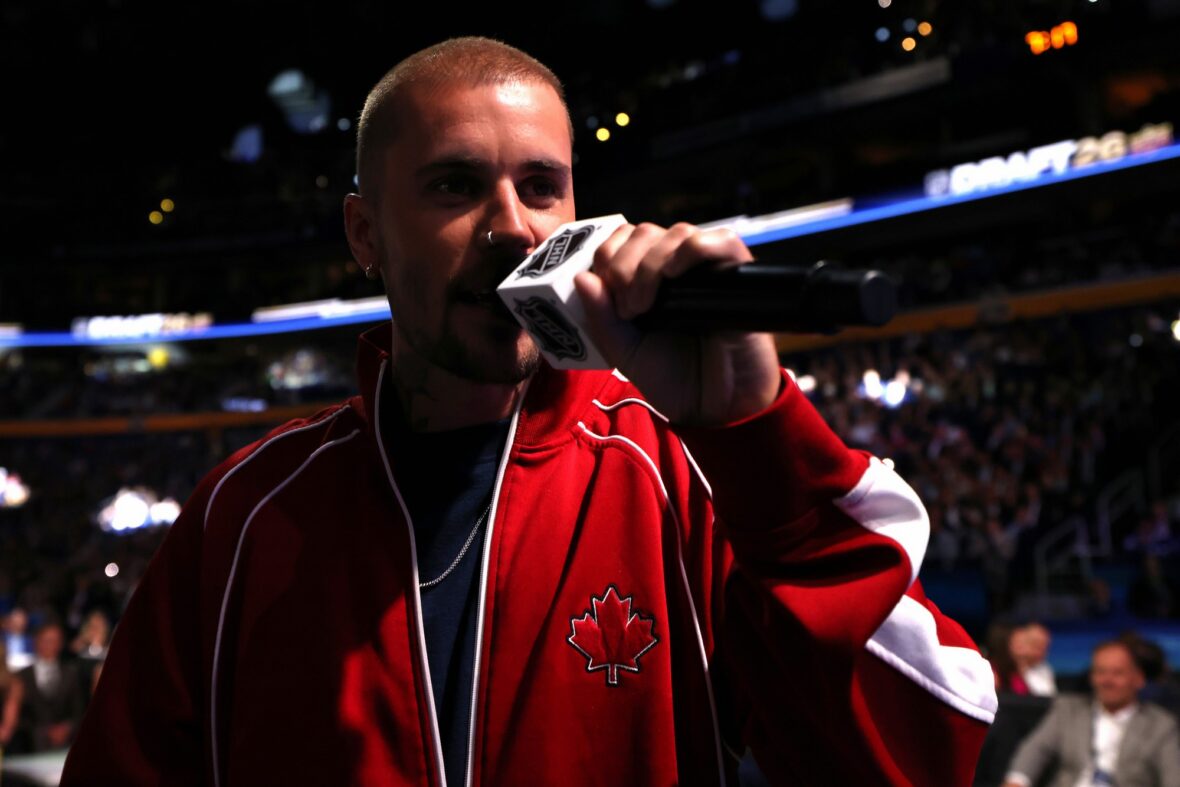 Justin Bieber, do Canadá, observa durante o primeiro dia do Draft da NHL de 2026