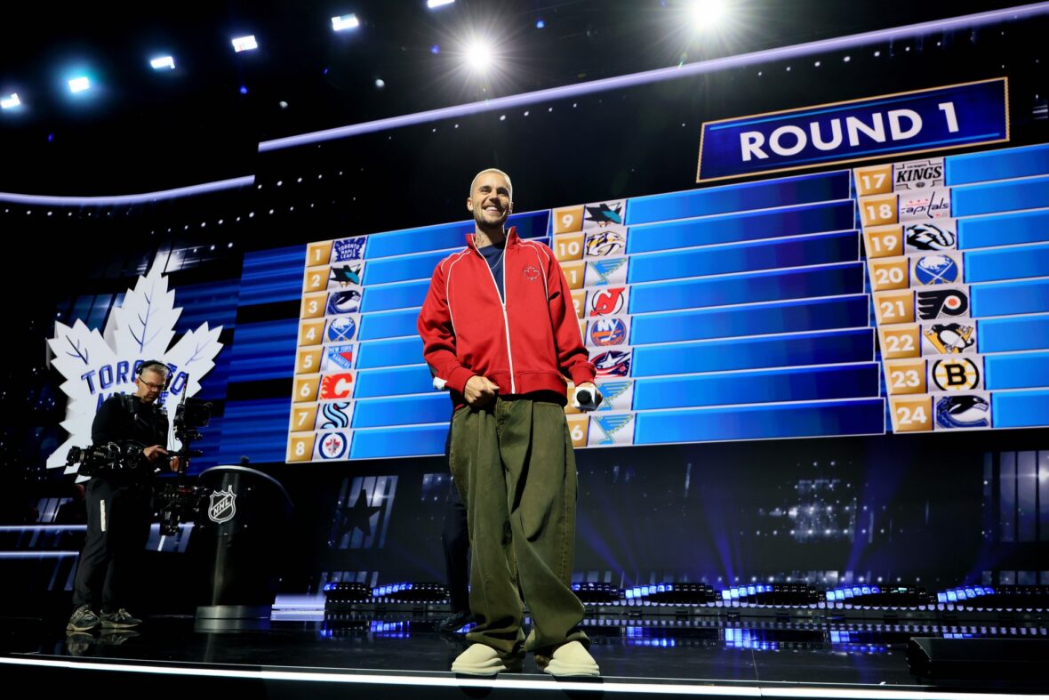 Justin Bieber, do Canadá, observa durante o primeiro dia do Draft da NHL de 2026