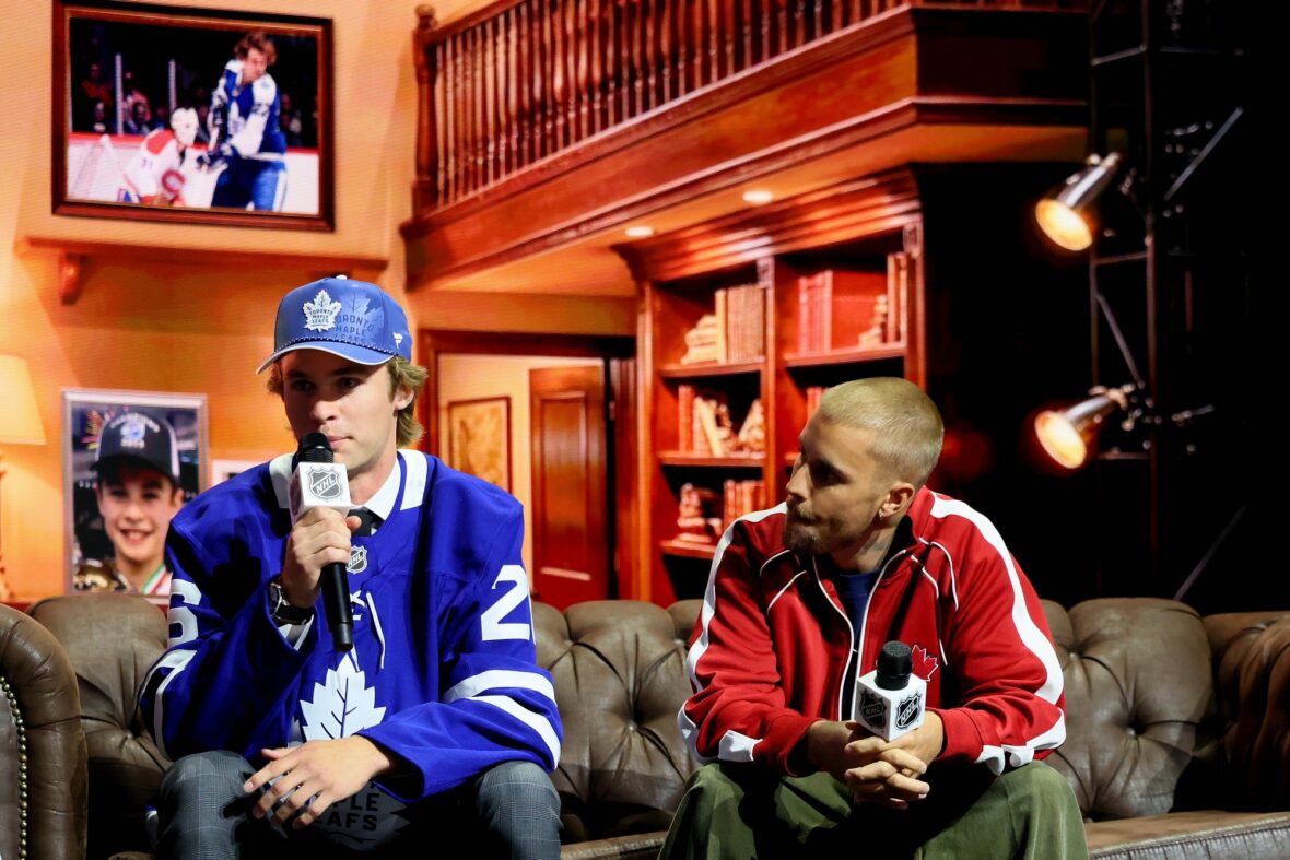 Gavin McKenna, do Canadá, e o cantor Justin Bieber observam depois que McKenna foi convocado pelo Toronto Maple Leafs