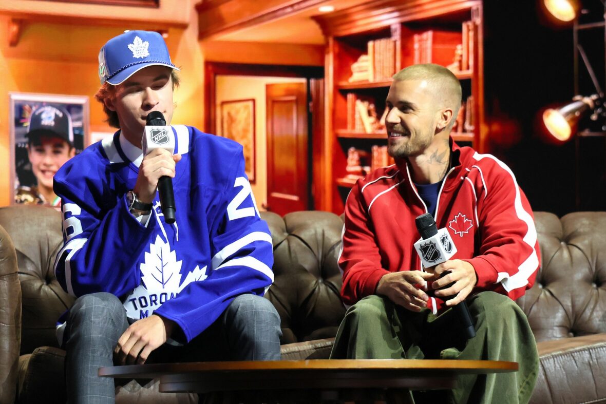 Gavin McKenna, do Canadá, e o cantor Justin Bieber observam depois que McKenna foi convocado pelo Toronto Maple Leafs