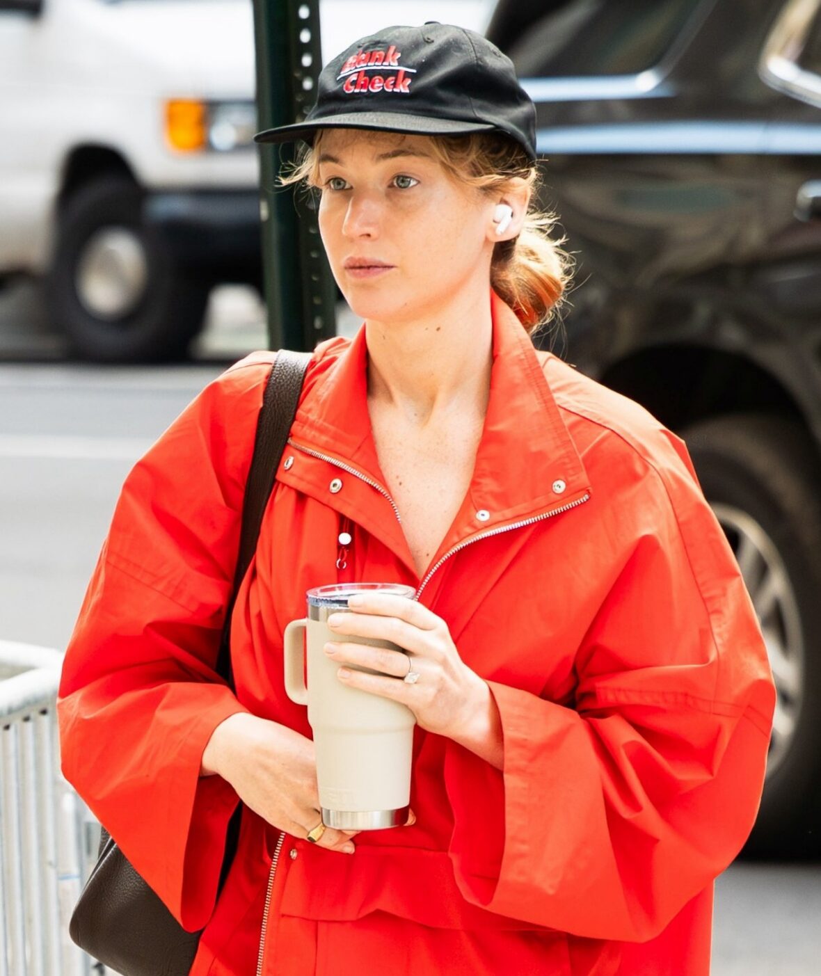 Jennifer Lawrence sai para aula de ioga em Nova York