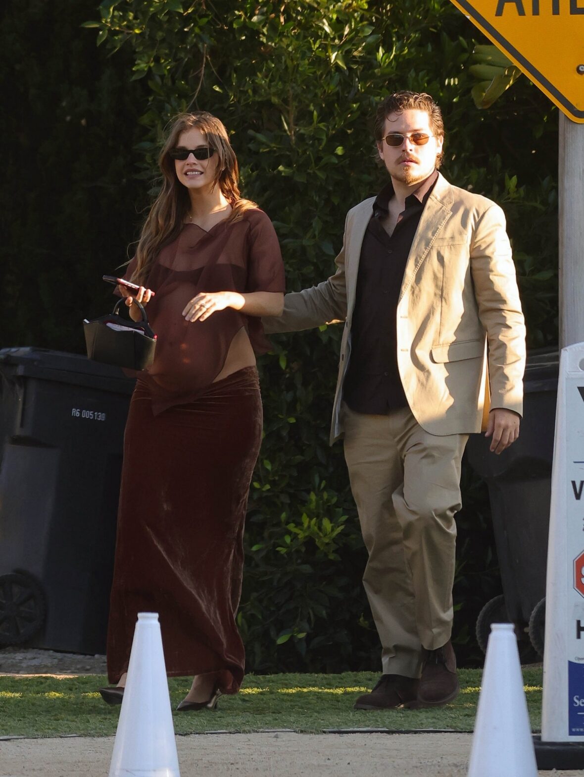 Barbara Palvin e Dylan Sprouse saem para festa em Malibu