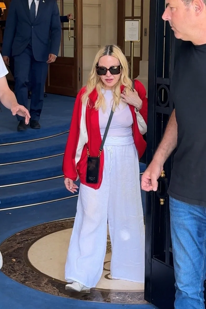 Madonna com roupa vermelha e branca em Paris