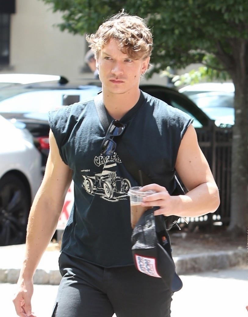 Fotos de paparazzi de Connor Storrie