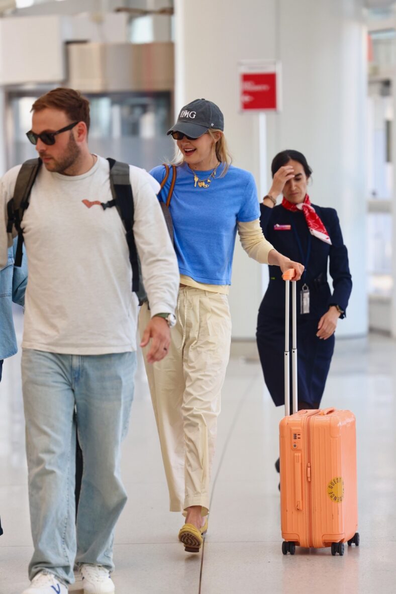 Gigi Hadid em roupa casual no aeroporto