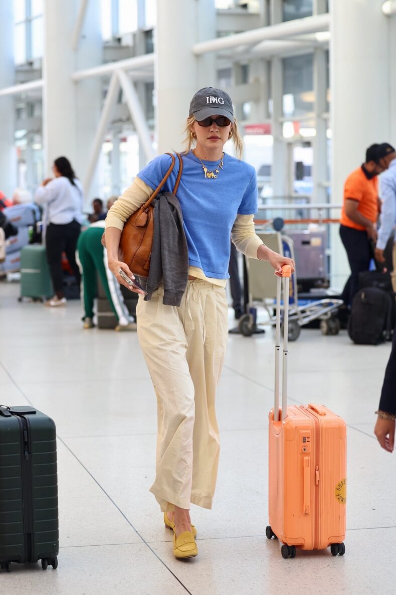 Gigi Hadid em roupa casual no aeroporto