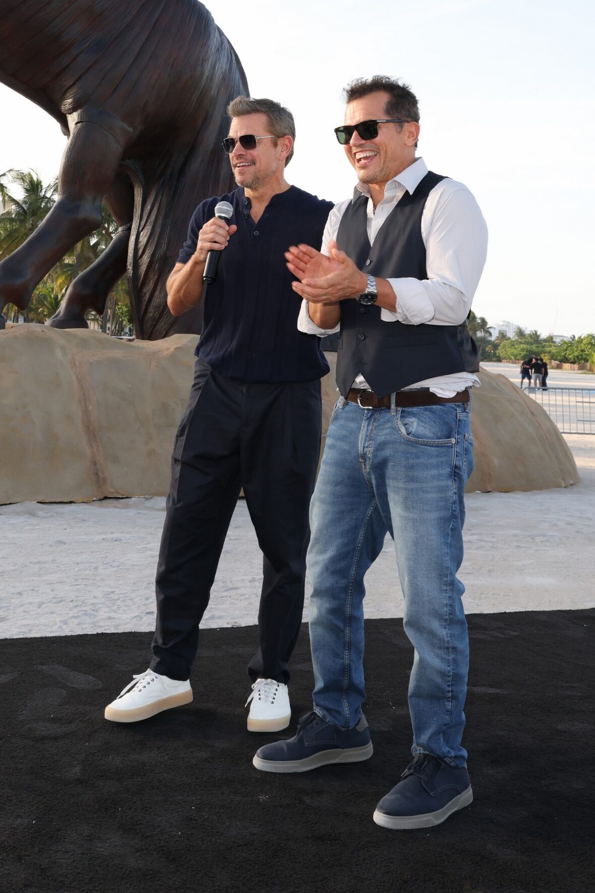 Matt Damon e John Leguizamo na sessão fotográfica de The Odyssey