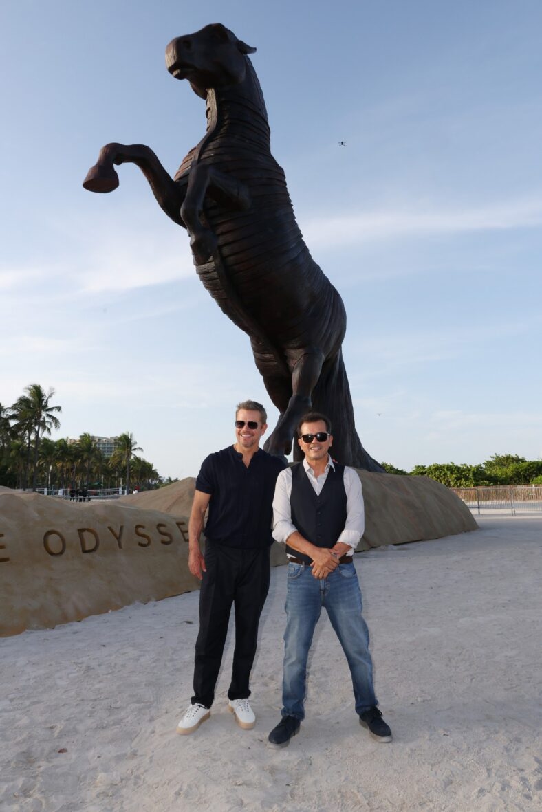 Matt Damon e John Leguizamo na sessão fotográfica de The Odyssey