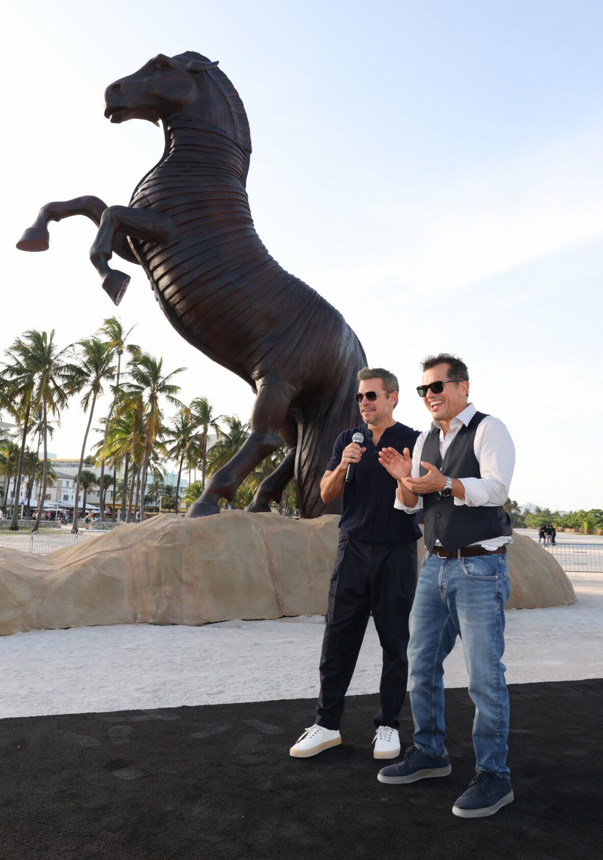 Matt Damon e John Leguizamo na sessão fotográfica de The Odyssey