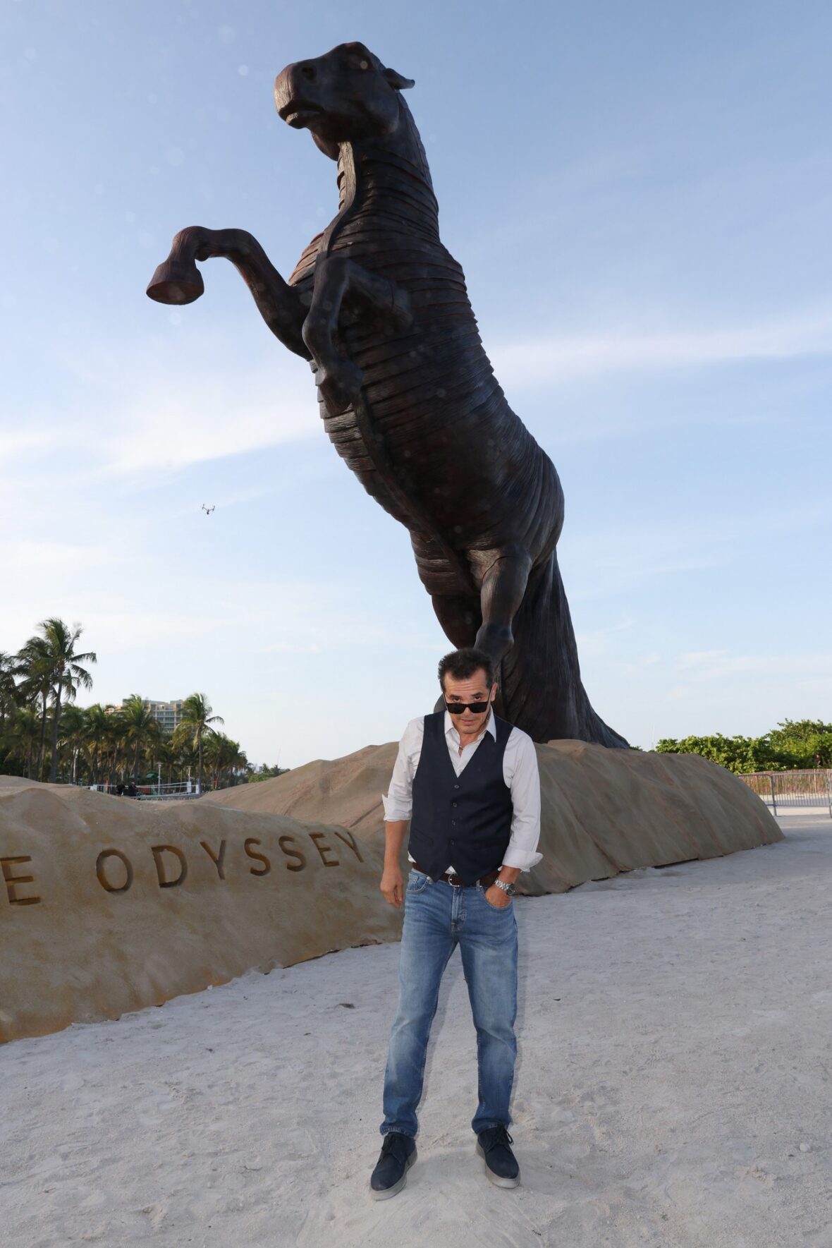 John Leguizamo na chamada fotográfica do The Odyssey