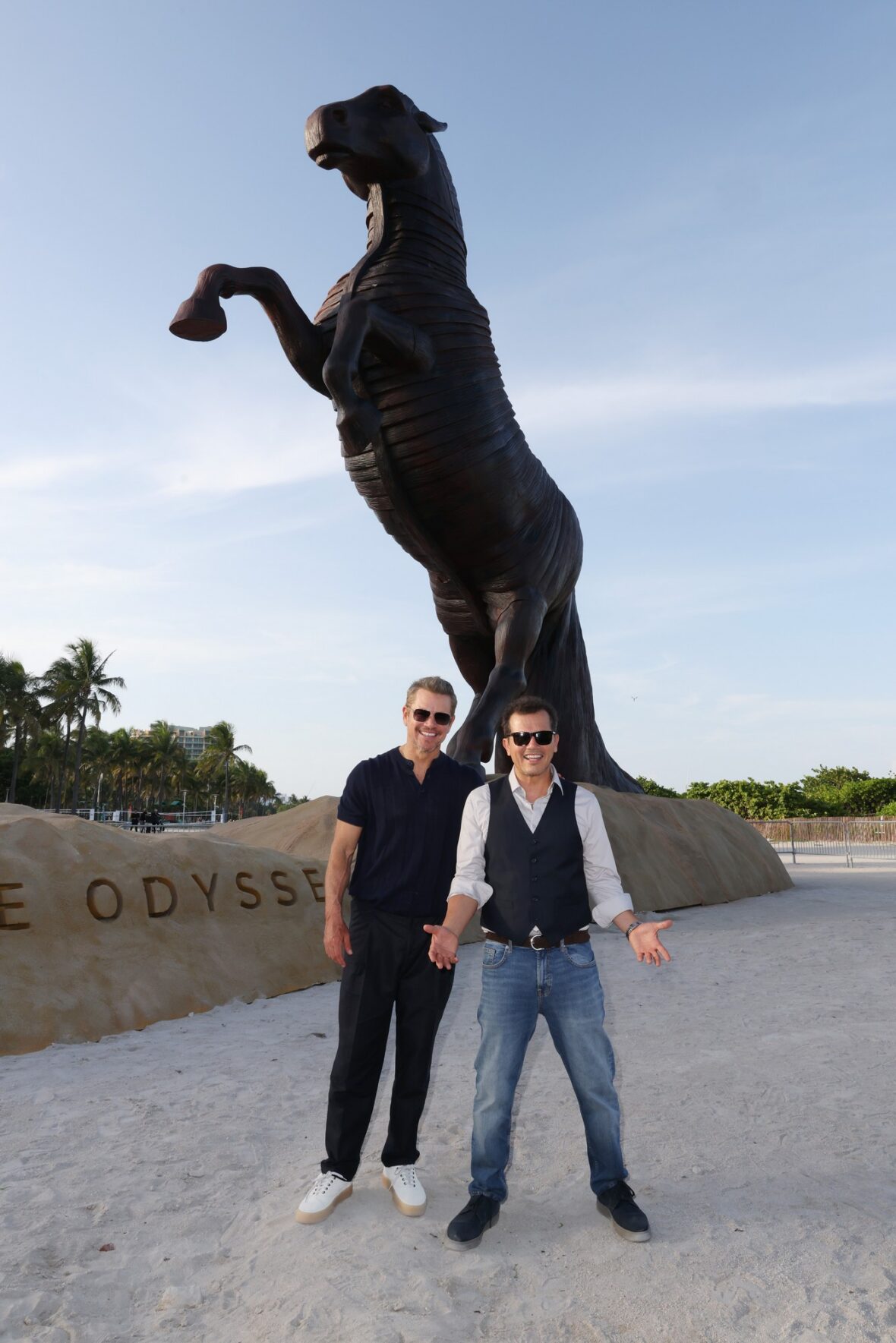 Matt Damon e John Leguizamo na sessão fotográfica de The Odyssey