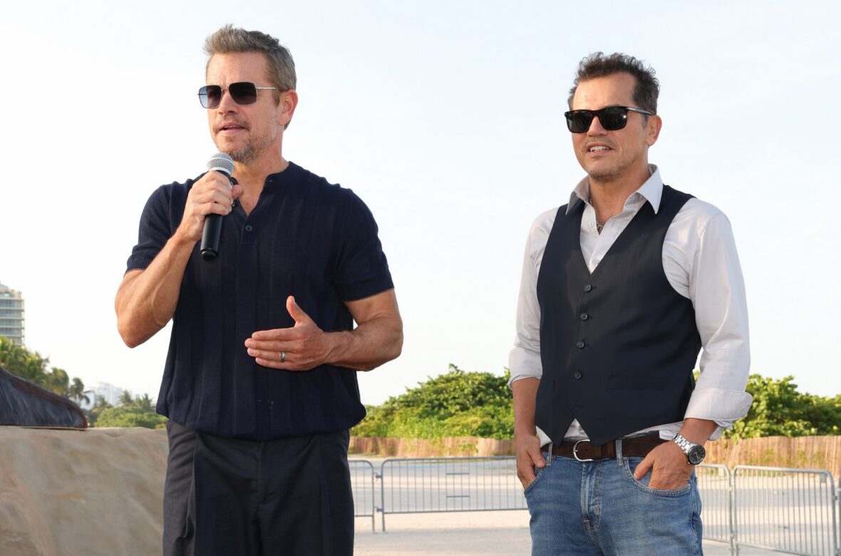 Matt Damon e John Leguizamo na sessão fotográfica de The Odyssey