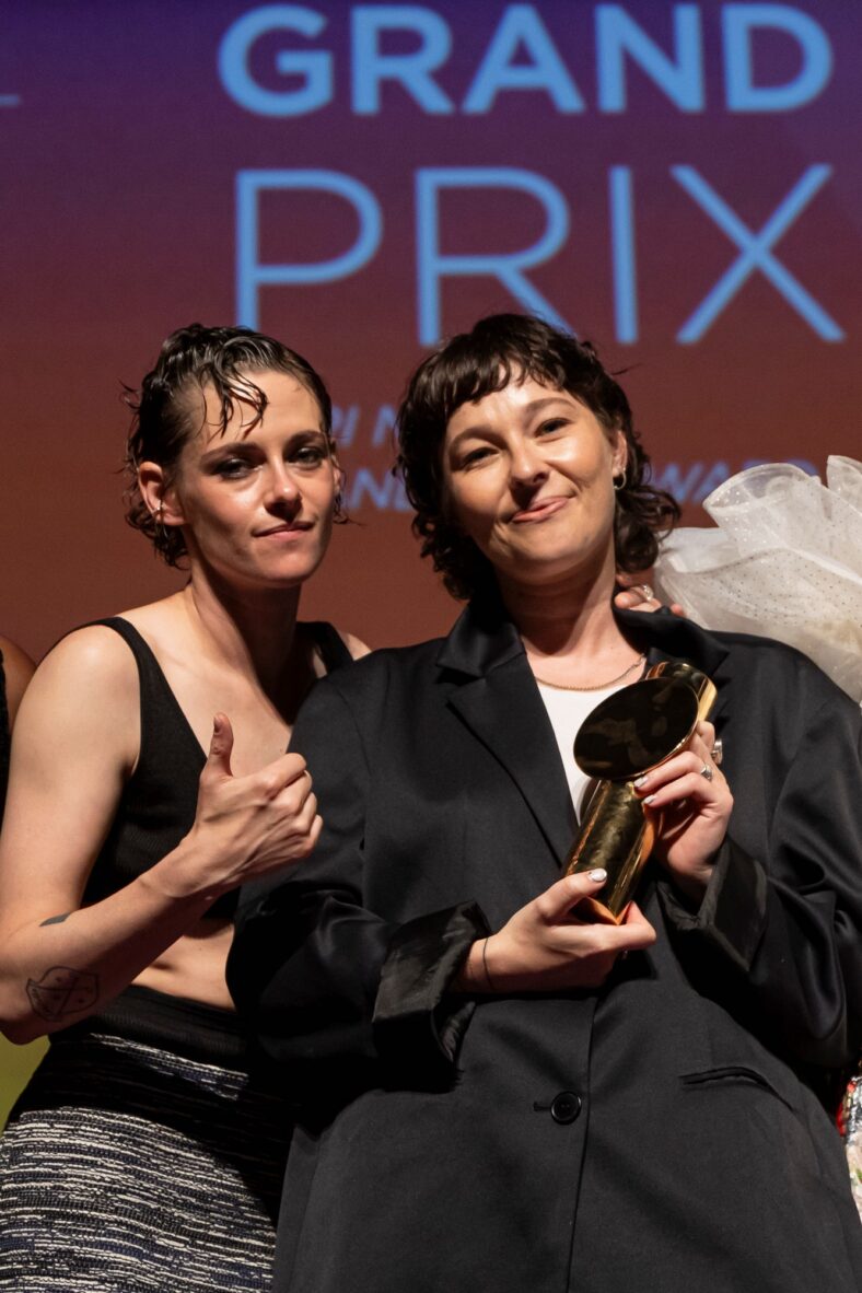 Kristen Stewart posa no palco com Paloma Schneideman na cerimônia de encerramento do 4º Nouvelles Vagues International Biarritz Film Festival depois que Big Girls Don't Cry ganhou o Grand Prix.