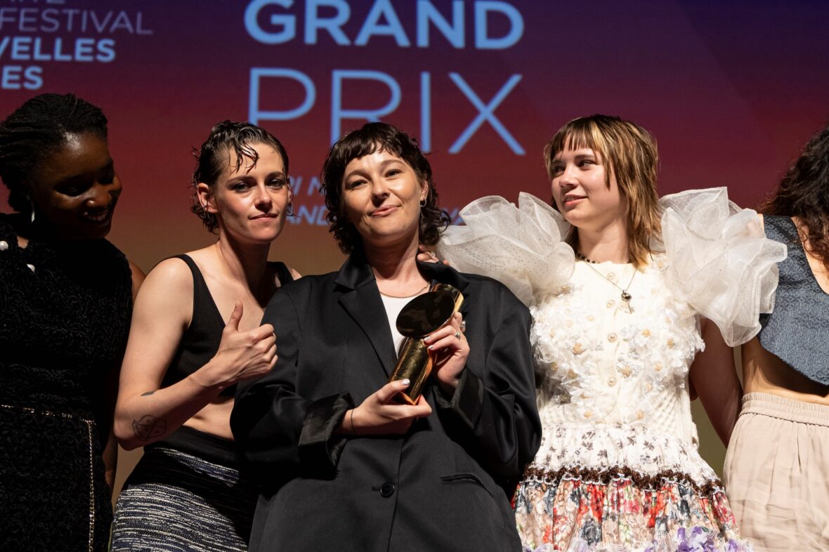 Kristen Stewart posa no palco com Paloma Schneideman na cerimônia de encerramento do 4º Nouvelles Vagues International Biarritz Film Festival depois que Big Girls Don't Cry ganhou o Grand Prix.