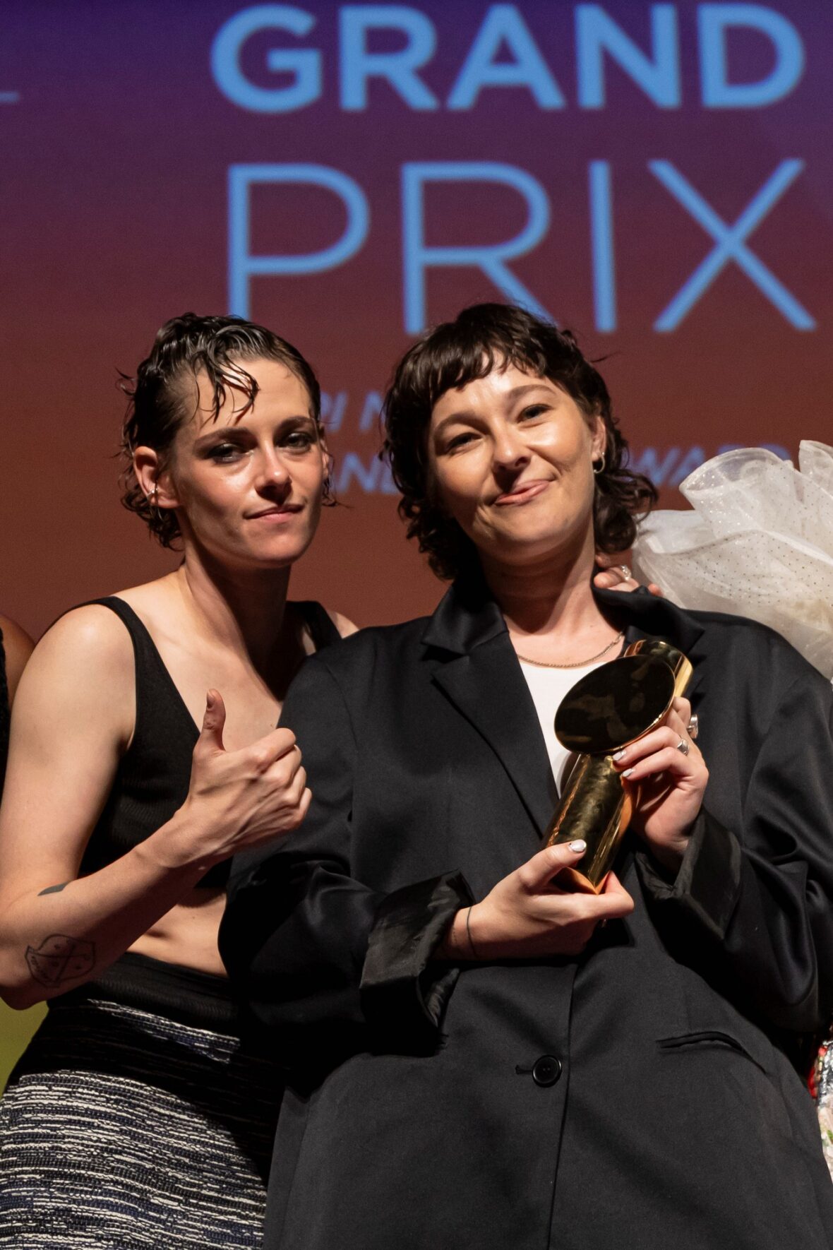 Kristen Stewart posa no palco com Paloma Schneideman na cerimônia de encerramento do 4º Nouvelles Vagues International Biarritz Film Festival depois que Big Girls Don't Cry ganhou o Grand Prix.