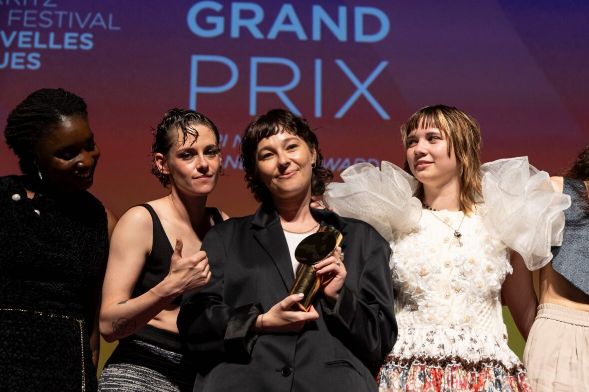 Kristen Stewart posa no palco com Paloma Schneideman na cerimônia de encerramento do 4º Nouvelles Vagues International Biarritz Film Festival depois que Big Girls Don't Cry ganhou o Grand Prix.
