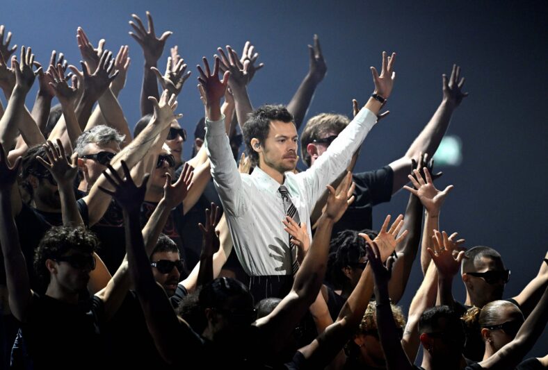 Harry Styles canta 'Aperture' no palco durante o BRIT Awards 2026 