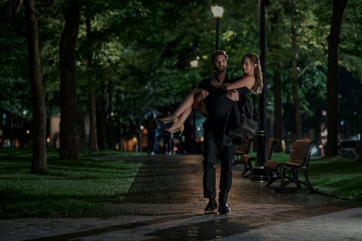 Lili Reinhart e Tom Bateman em A Hipótese de Amor ainda