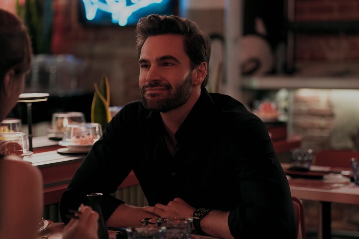 Tom Bateman em A Hipótese do Amor ainda