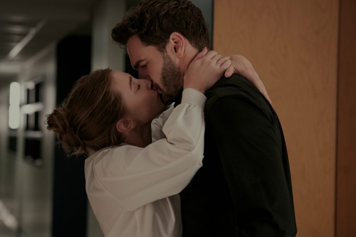 Lili Reinhart e Tom Bateman em A Hipótese de Amor ainda