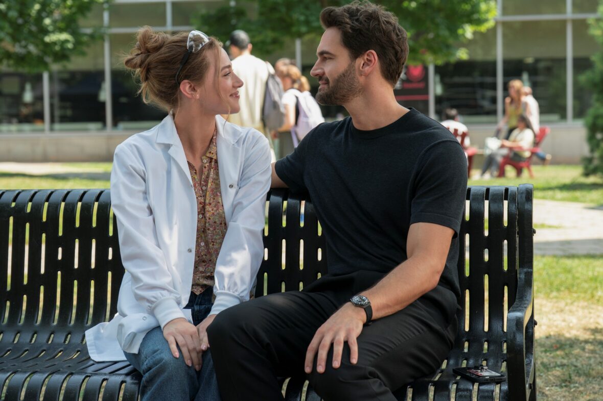 Lili Reinhart e Tom Bateman em A Hipótese de Amor ainda
