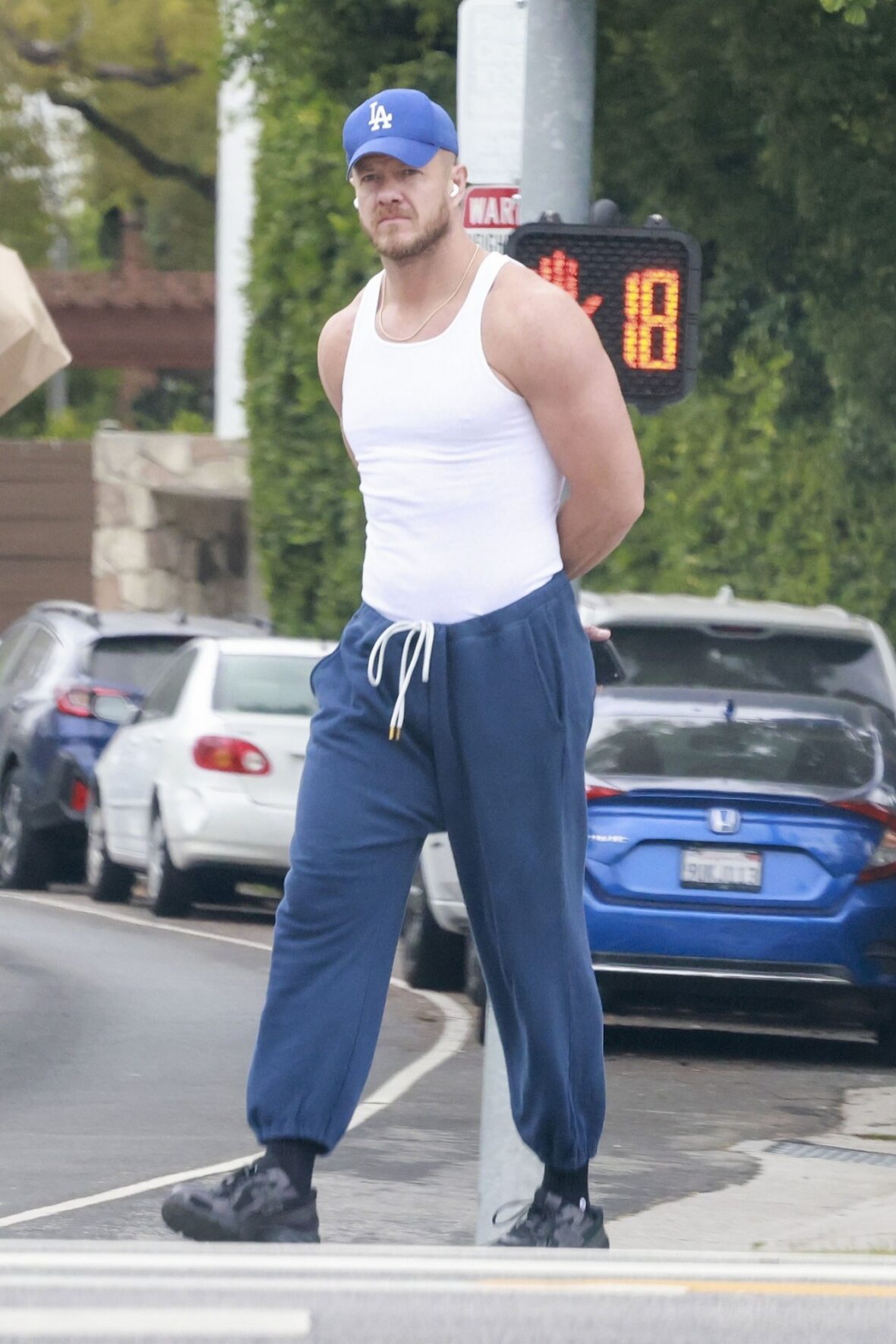 Dan Reynolds em caminhada solo em Los Feliz
