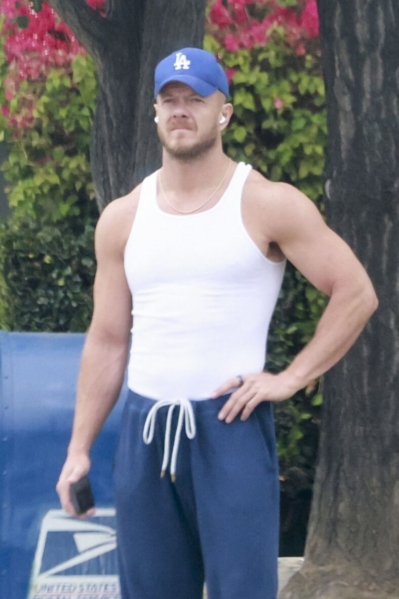 Dan Reynolds em caminhada solo em Los Feliz