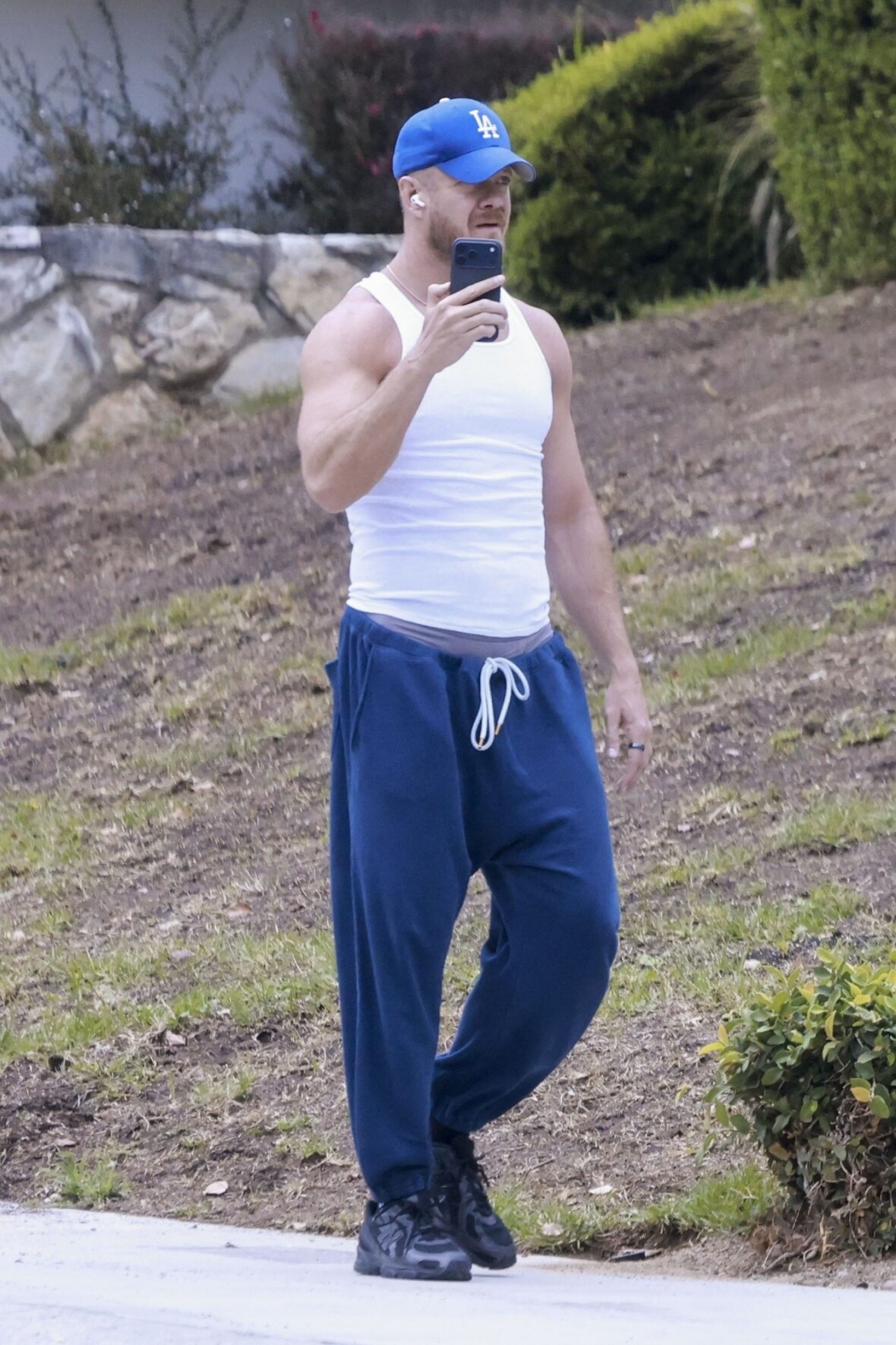 Dan Reynolds em caminhada solo em Los Feliz