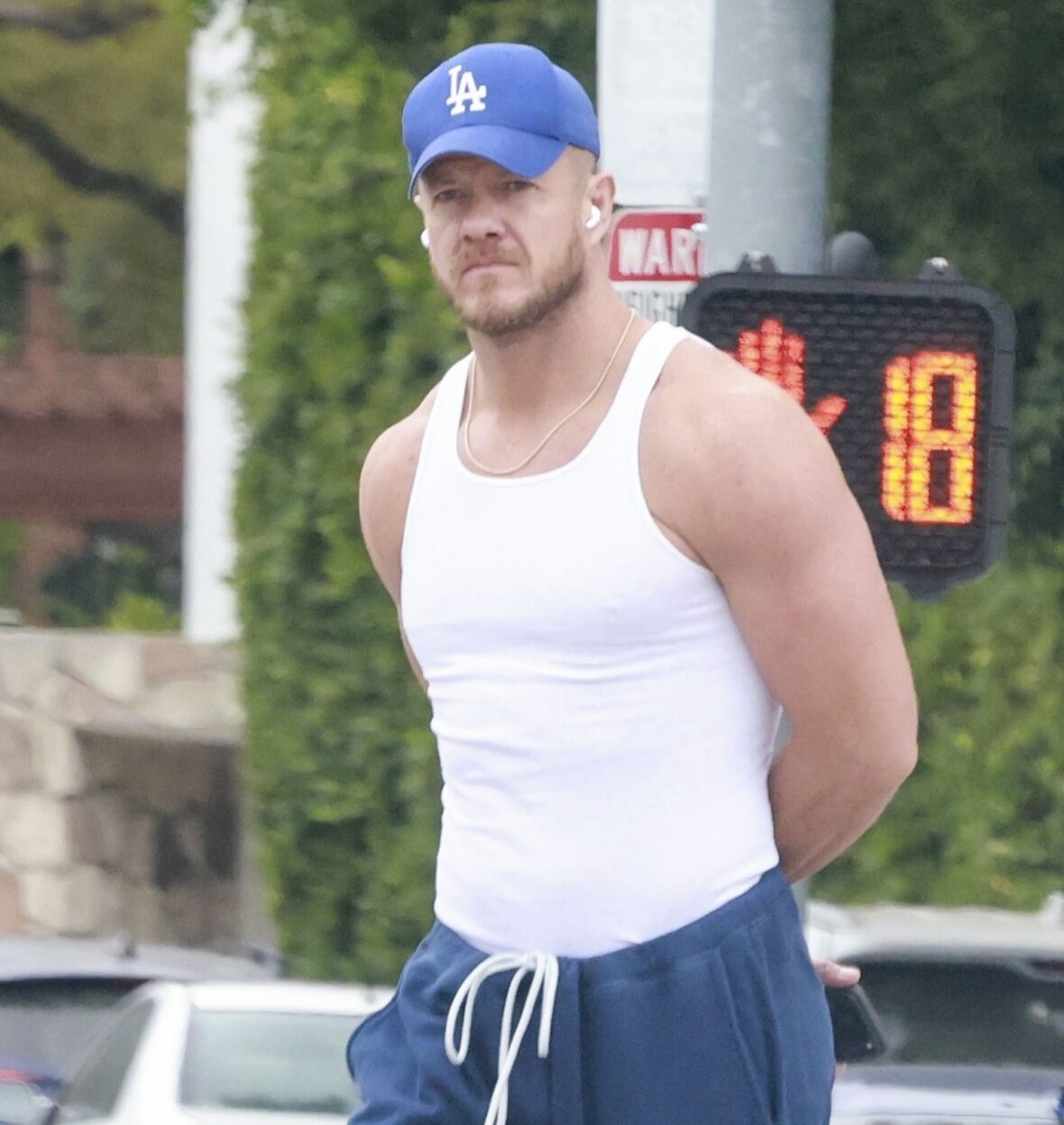 Dan Reynolds em caminhada solo em Los Feliz