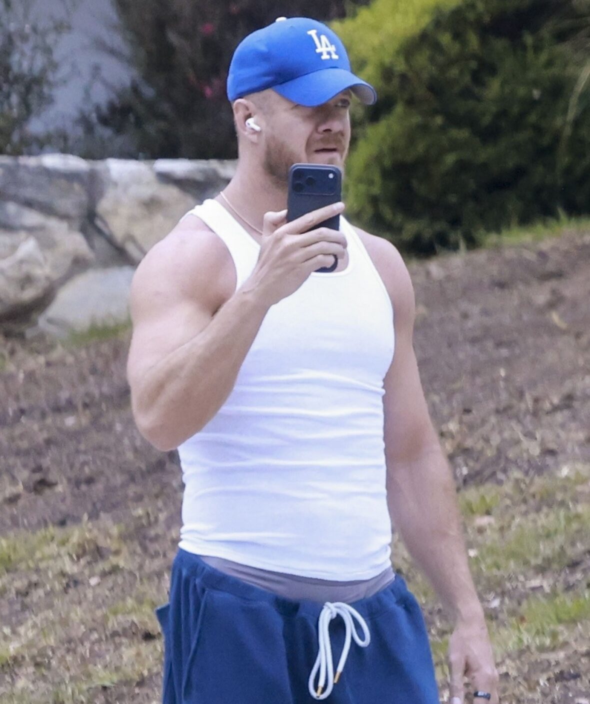 Dan Reynolds em caminhada solo em Los Feliz