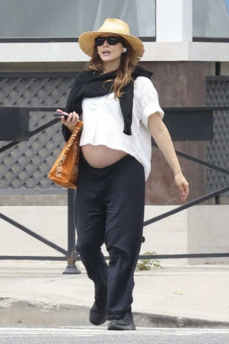 Elizabeth Olsen mostra barriga de grávida