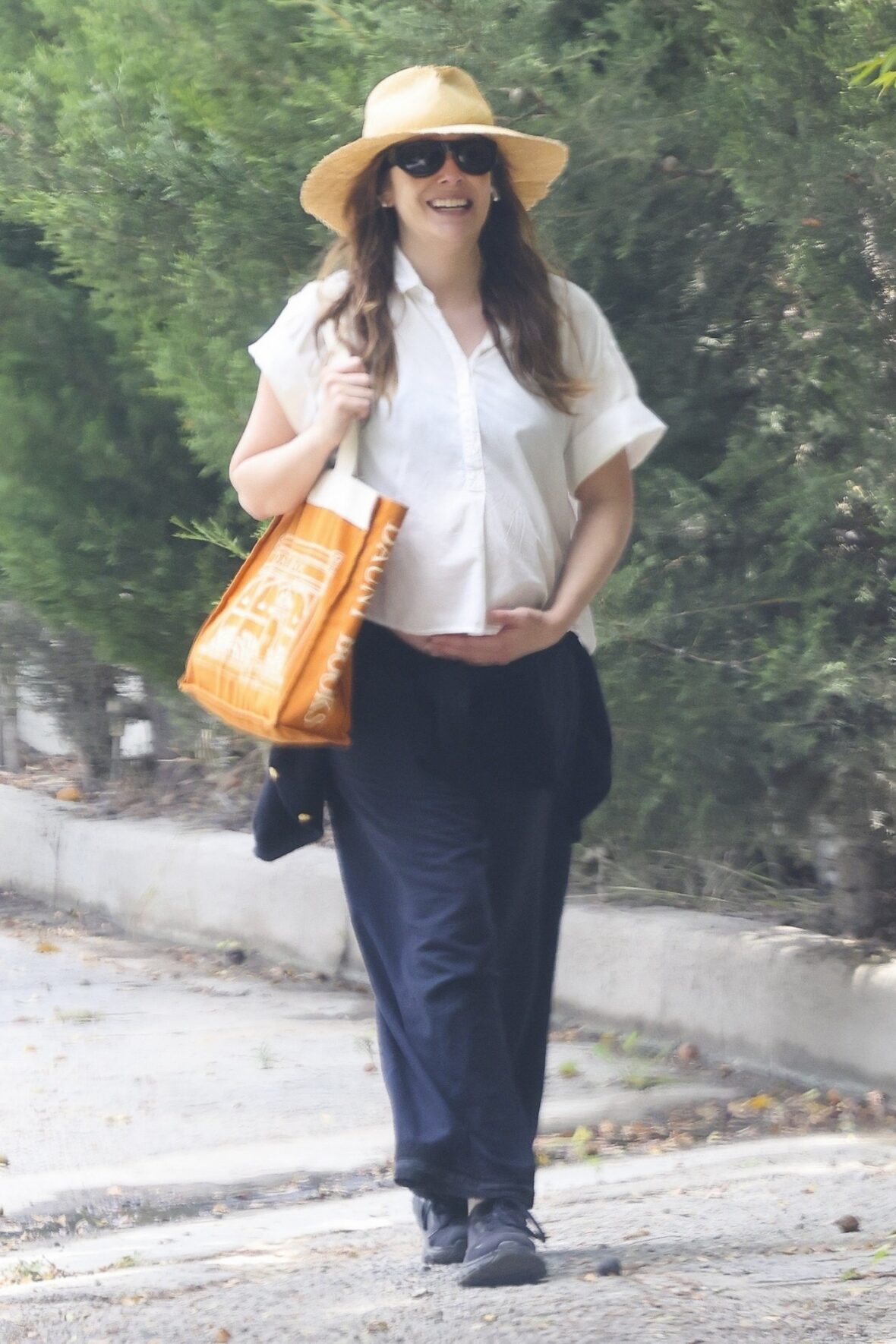 Elizabeth Olsen mostra barriga de grávida