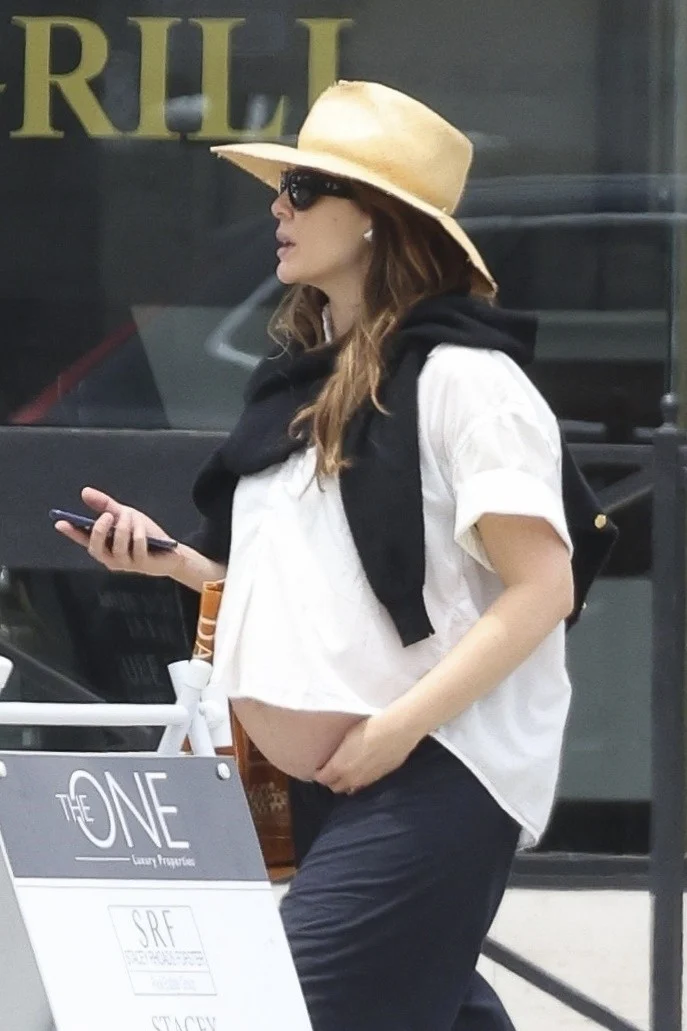 Elizabeth Olsen mostra barriga de grávida