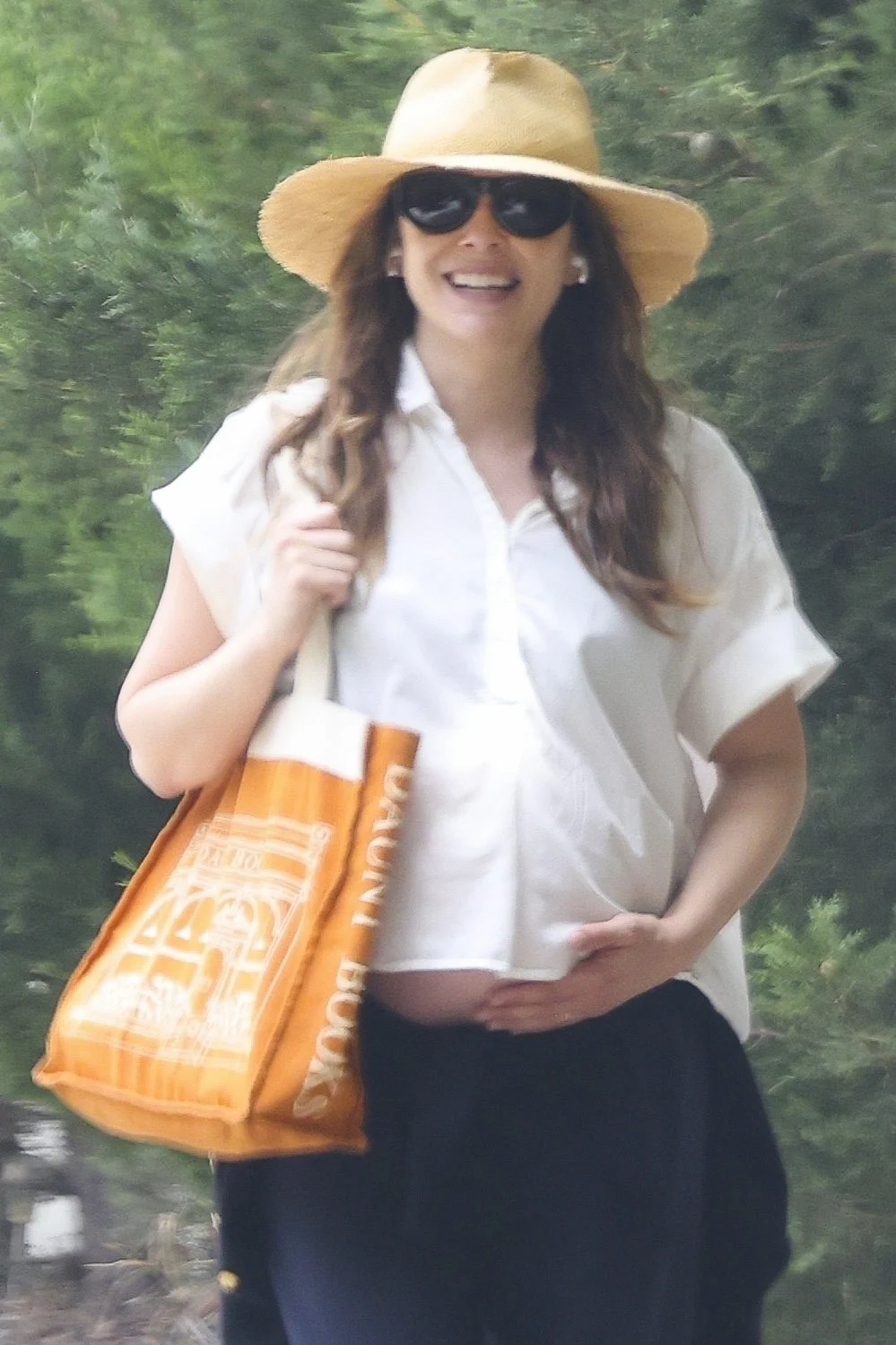 Elizabeth Olsen mostra barriga de grávida