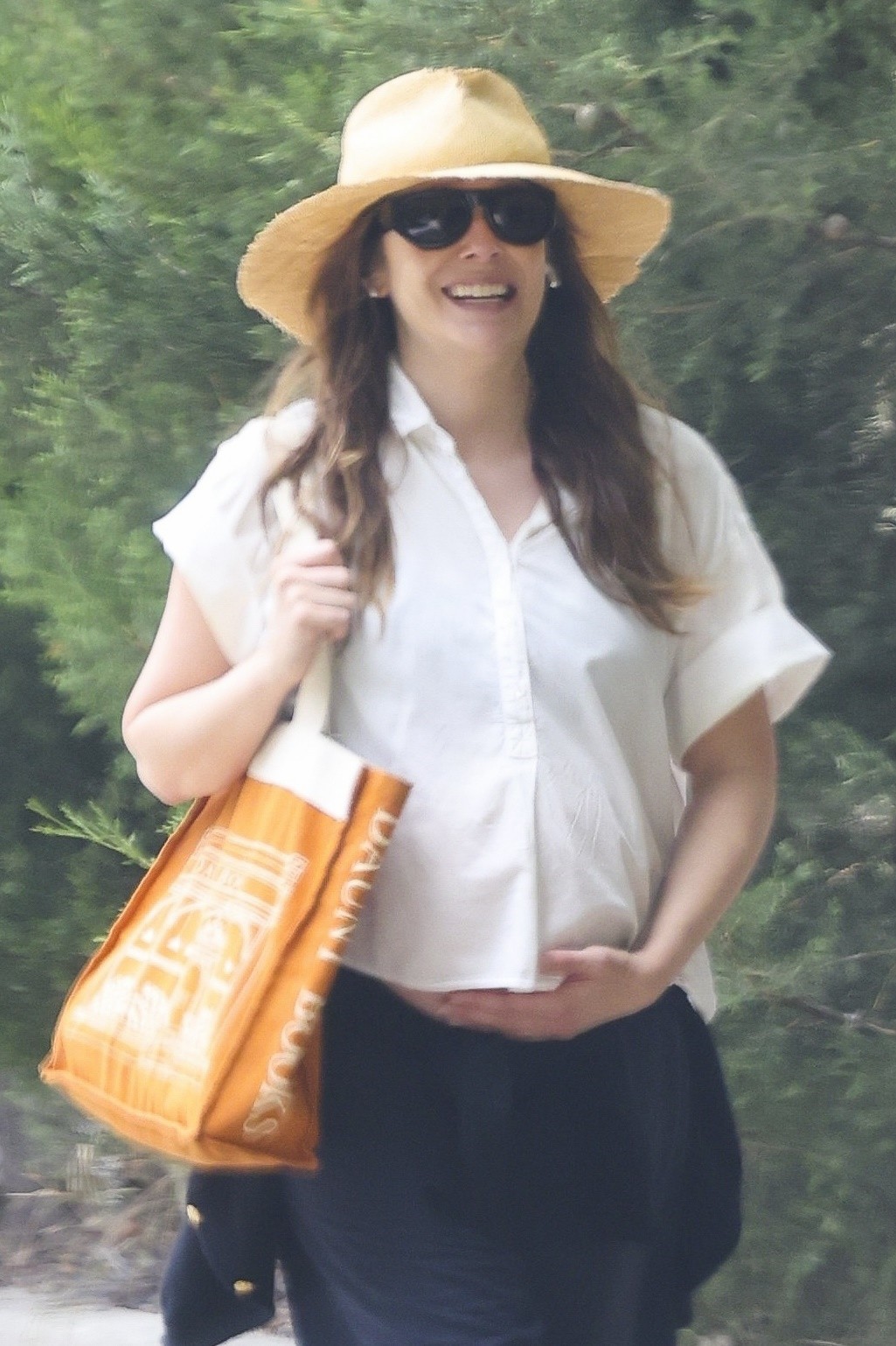 Elizabeth Olsen mostra barriga de grávida