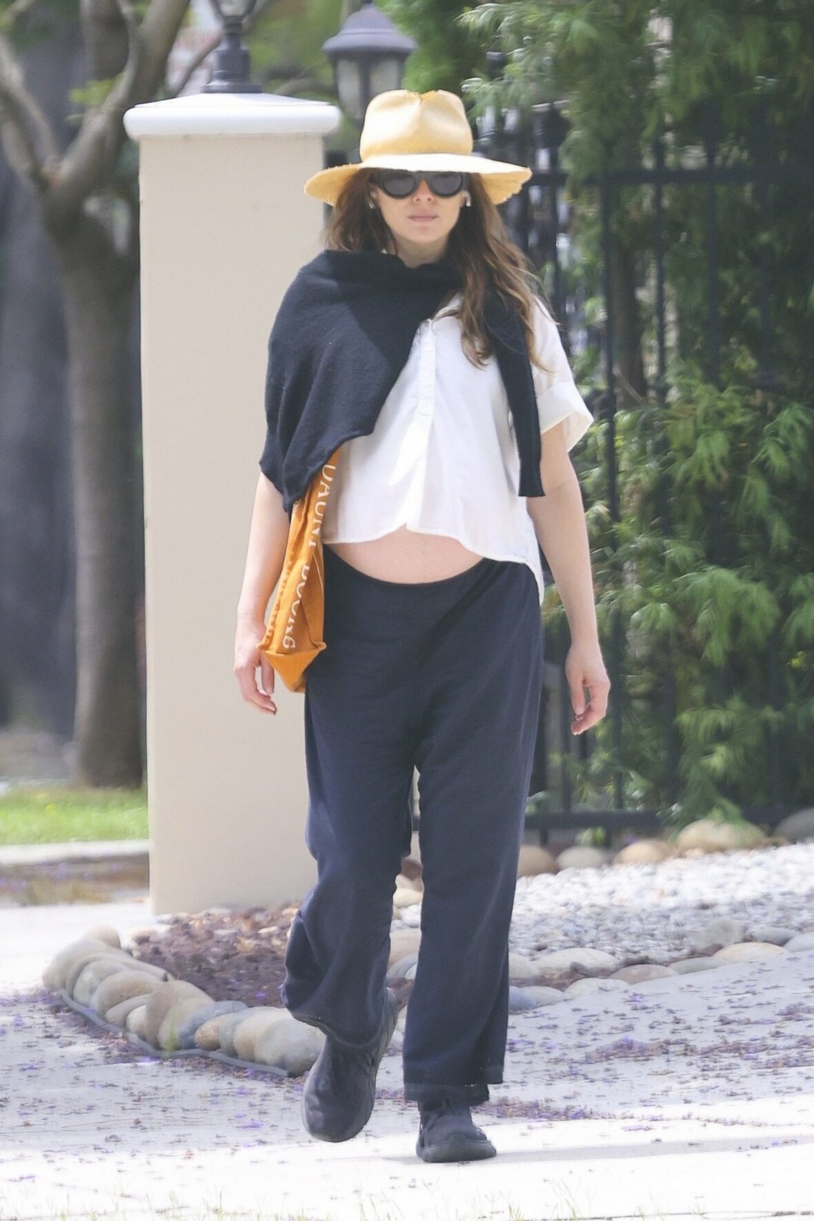 Elizabeth Olsen mostra barriga de grávida