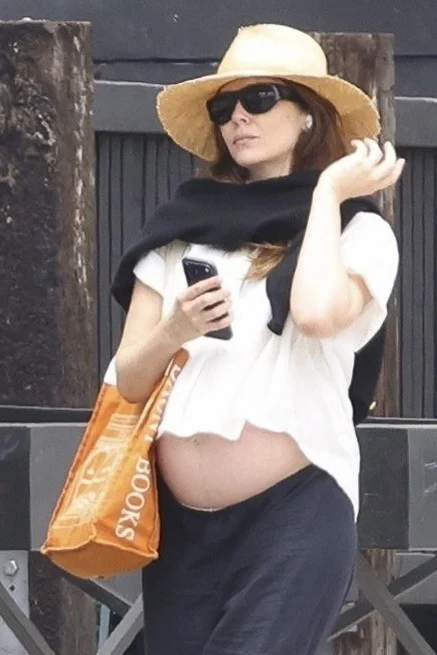 Elizabeth Olsen mostra barriga de grávida